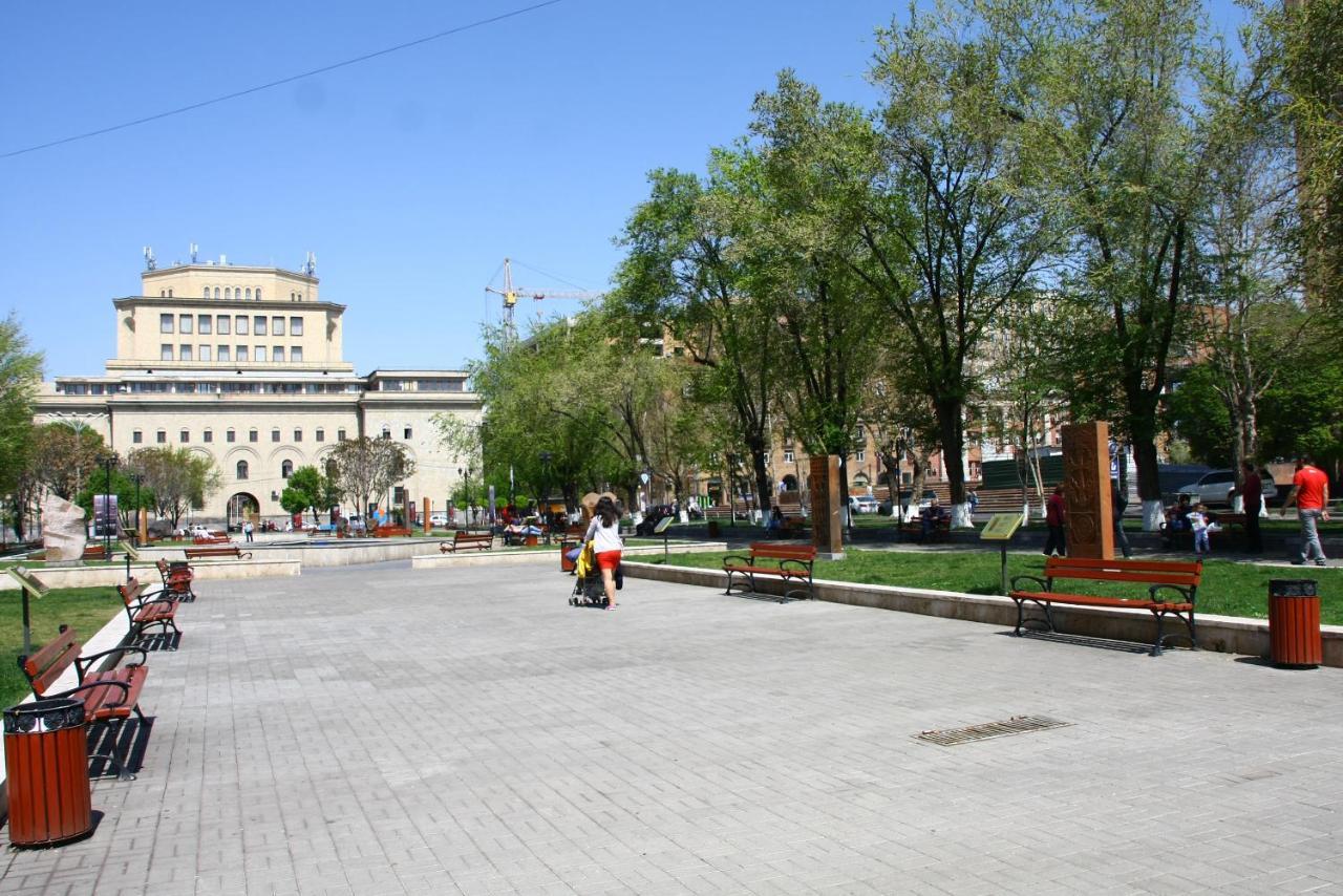Vernisaj Apt At Republic Square & Ruben Tours 耶烈万 外观 照片